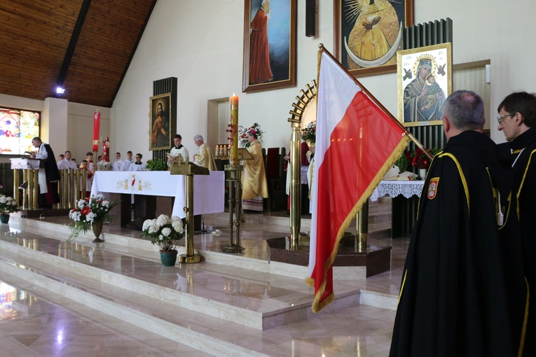 Nowy Dwór Mazowiecki. Poświęcenie witraża i wprowadzenie relikwii błogosławionej rodziny Ulmów