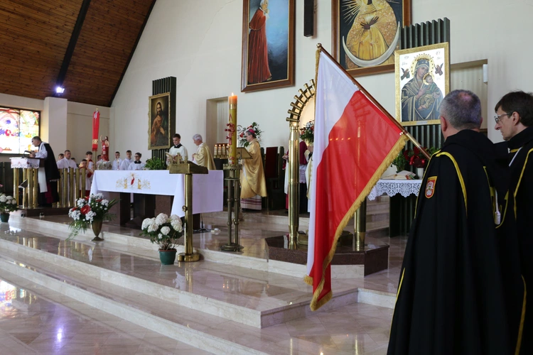 Nowy Dwór Mazowiecki. Poświęcenie witraża i wprowadzenie relikwii błogosławionej rodziny Ulmów