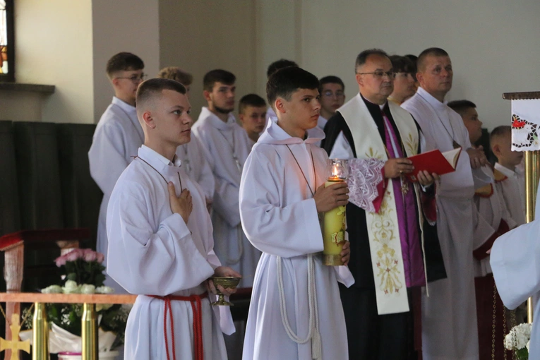 Nowy Dwór Mazowiecki. Poświęcenie witraża i wprowadzenie relikwii błogosławionej rodziny Ulmów