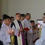 Nowy Dwór Mazowiecki. Poświęcenie witraża i wprowadzenie relikwii błogosławionej rodziny Ulmów