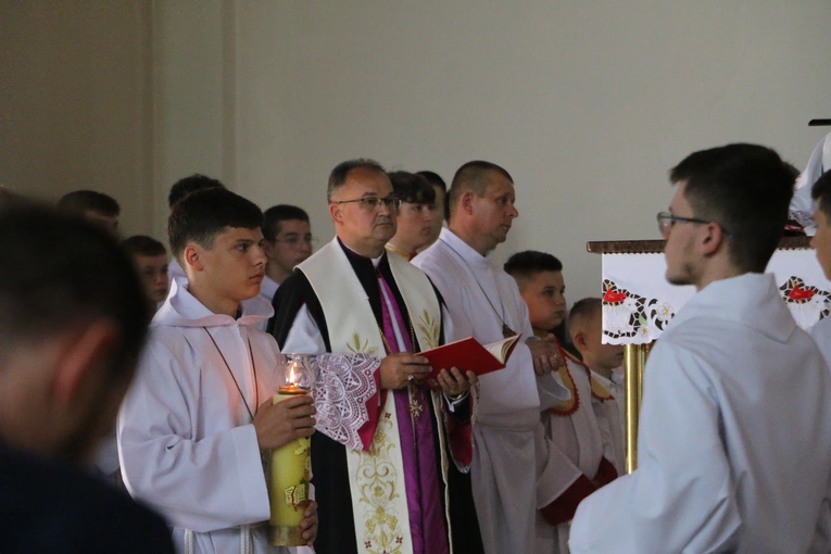 Nowy Dwór Mazowiecki. Poświęcenie witraża i wprowadzenie relikwii błogosławionej rodziny Ulmów