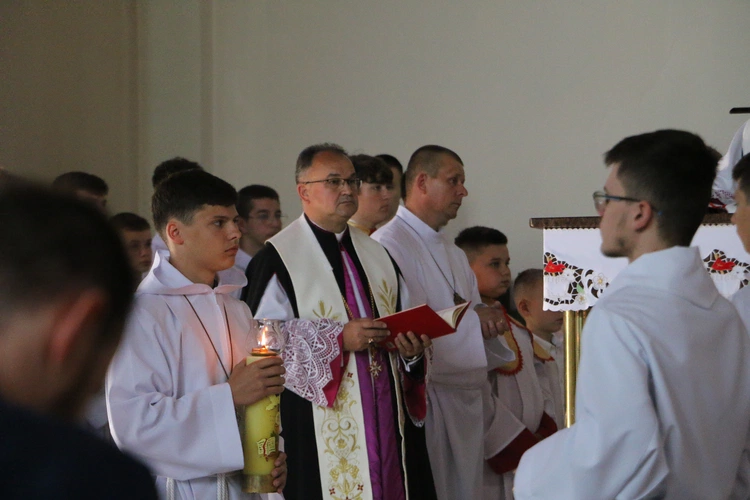 Nowy Dwór Mazowiecki. Poświęcenie witraża i wprowadzenie relikwii błogosławionej rodziny Ulmów