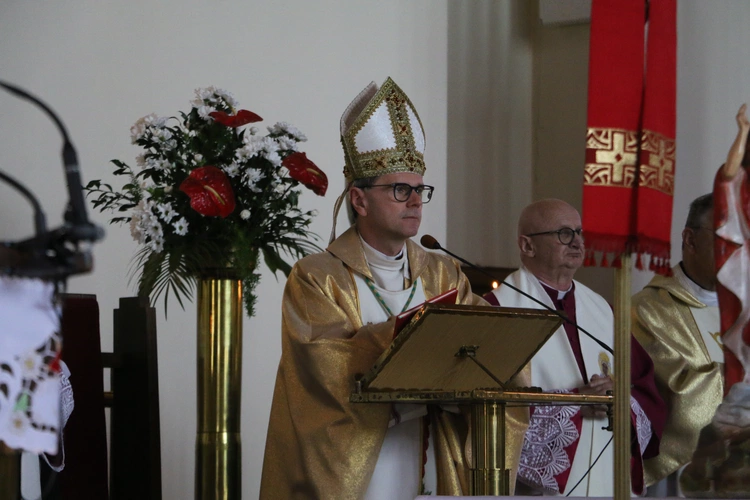 Nowy Dwór Mazowiecki. Poświęcenie witraża i wprowadzenie relikwii błogosławionej rodziny Ulmów