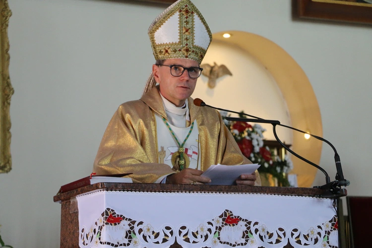 Nowy Dwór Mazowiecki. Poświęcenie witraża i wprowadzenie relikwii błogosławionej rodziny Ulmów