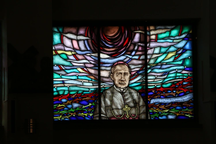 Nowy Dwór Mazowiecki. Poświęcenie witraża i wprowadzenie relikwii błogosławionej rodziny Ulmów