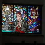Nowy Dwór Mazowiecki. Poświęcenie witraża i wprowadzenie relikwii błogosławionej rodziny Ulmów