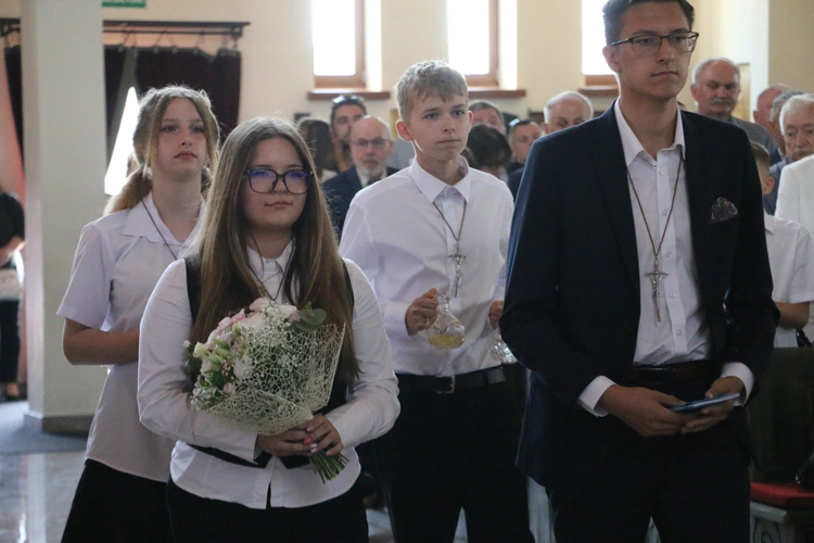Nowy Dwór Mazowiecki. Poświęcenie witraża i wprowadzenie relikwii błogosławionej rodziny Ulmów