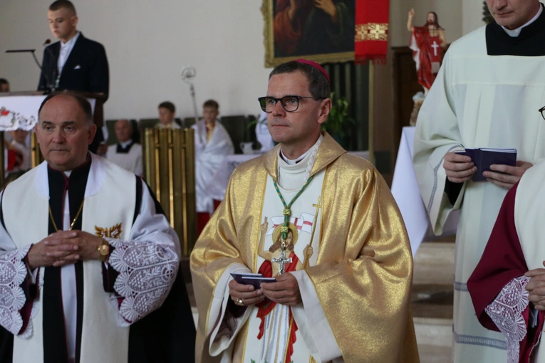 Nowy Dwór Mazowiecki. Poświęcenie witraża i wprowadzenie relikwii błogosławionej rodziny Ulmów
