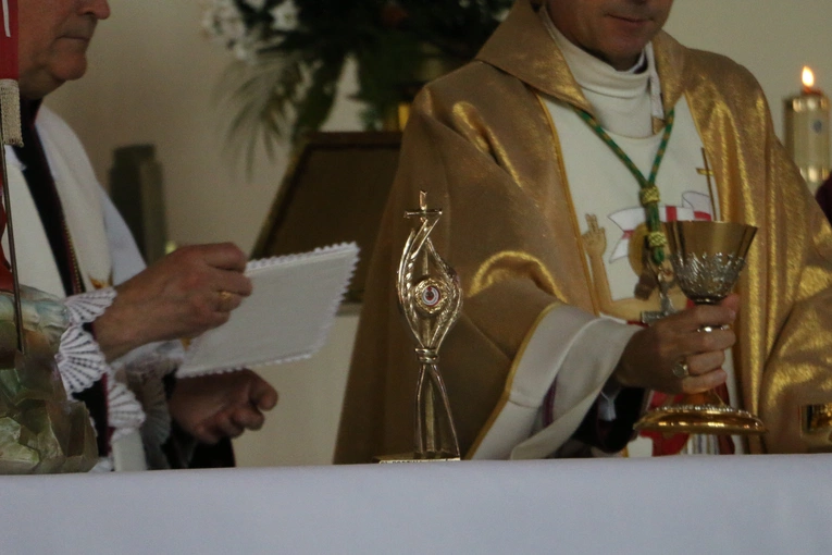 Nowy Dwór Mazowiecki. Poświęcenie witraża i wprowadzenie relikwii błogosławionej rodziny Ulmów