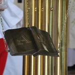 Nowy Dwór Mazowiecki. Poświęcenie witraża i wprowadzenie relikwii błogosławionej rodziny Ulmów
