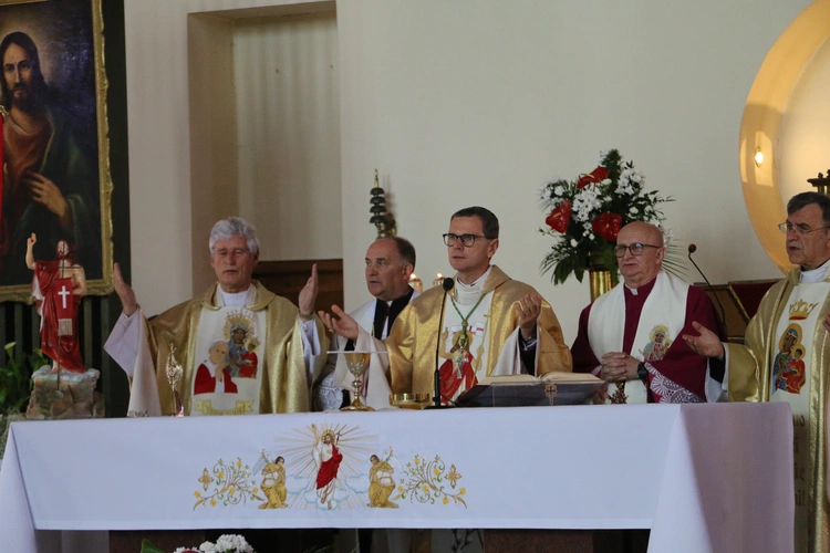 Nowy Dwór Mazowiecki. Poświęcenie witraża i wprowadzenie relikwii błogosławionej rodziny Ulmów