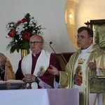 Nowy Dwór Mazowiecki. Poświęcenie witraża i wprowadzenie relikwii błogosławionej rodziny Ulmów