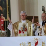 Nowy Dwór Mazowiecki. Poświęcenie witraża i wprowadzenie relikwii błogosławionej rodziny Ulmów