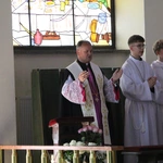 Nowy Dwór Mazowiecki. Poświęcenie witraża i wprowadzenie relikwii błogosławionej rodziny Ulmów