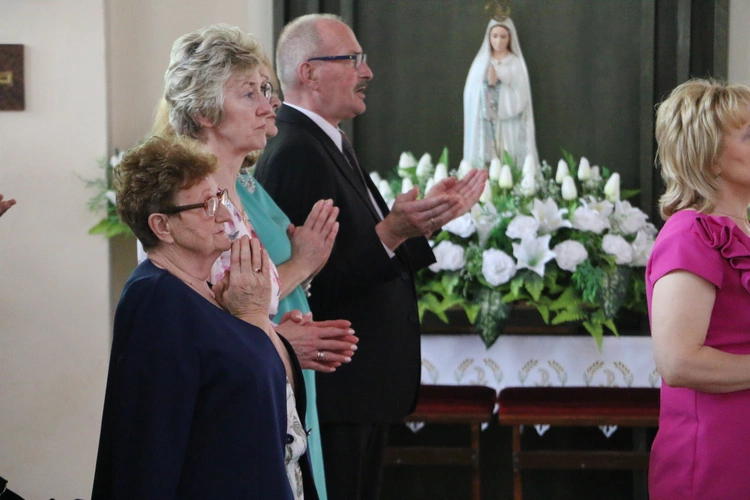 Nowy Dwór Mazowiecki. Poświęcenie witraża i wprowadzenie relikwii błogosławionej rodziny Ulmów