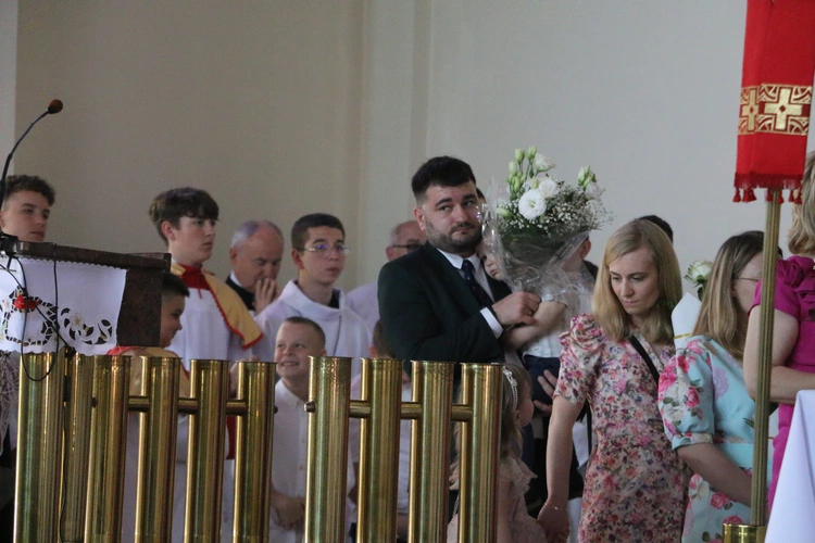 Nowy Dwór Mazowiecki. Poświęcenie witraża i wprowadzenie relikwii błogosławionej rodziny Ulmów