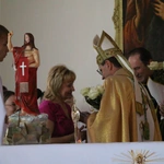 Nowy Dwór Mazowiecki. Poświęcenie witraża i wprowadzenie relikwii błogosławionej rodziny Ulmów