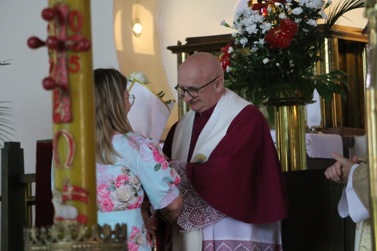 Nowy Dwór Mazowiecki. Poświęcenie witraża i wprowadzenie relikwii błogosławionej rodziny Ulmów