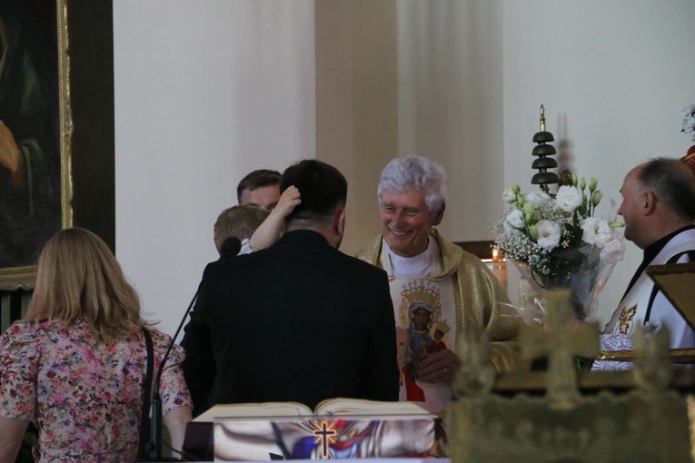 Nowy Dwór Mazowiecki. Poświęcenie witraża i wprowadzenie relikwii błogosławionej rodziny Ulmów