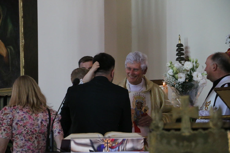Nowy Dwór Mazowiecki. Poświęcenie witraża i wprowadzenie relikwii błogosławionej rodziny Ulmów