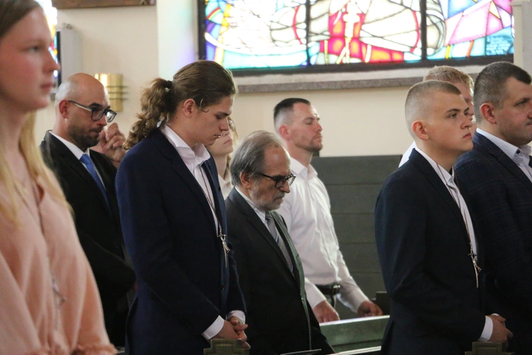 Nowy Dwór Mazowiecki. Poświęcenie witraża i wprowadzenie relikwii błogosławionej rodziny Ulmów