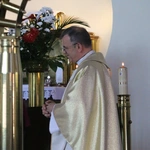 Nowy Dwór Mazowiecki. Poświęcenie witraża i wprowadzenie relikwii błogosławionej rodziny Ulmów