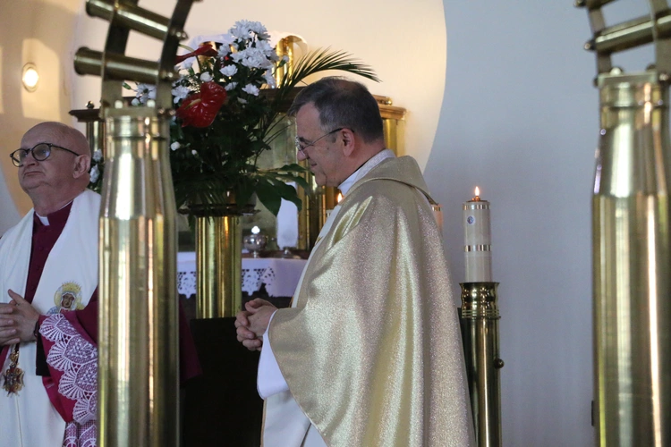 Nowy Dwór Mazowiecki. Poświęcenie witraża i wprowadzenie relikwii błogosławionej rodziny Ulmów