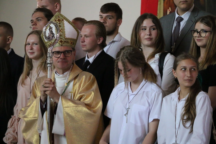 Nowy Dwór Mazowiecki. Poświęcenie witraża i wprowadzenie relikwii błogosławionej rodziny Ulmów