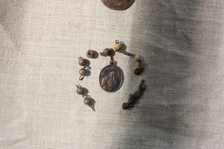 Dewocjonalia odnalezione podczas wykopalisk w katedrze opolskiej