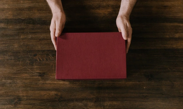 Niebanalne inspiracje z prezentami dla niego – co naprawdę go ucieszy?