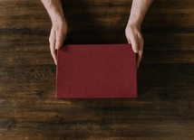 Niebanalne inspiracje z prezentami dla niego – co naprawdę go ucieszy?