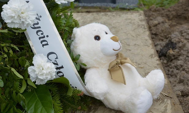 Kraków: Pochowano 31 dzieci martwo urodzonych