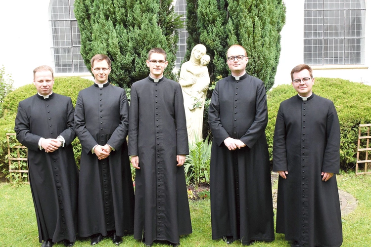 W momencie zamykania  tego numeru GN uroczystość  była jeszcze  przed nimi.  Od lewej:  Artur Rozalewski, Grzegorz Zakrzewski,  Jakub Kuzak, Szymon Reinke i Kamil Romanowski.
