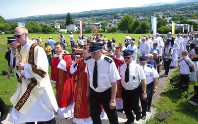 Procesja z relikwiami  św. Jana Sarkandra w drodze  na Kaplicówkę.