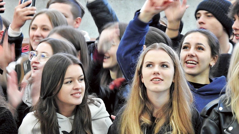 Młodzi z Żywiecczyzny pod Grojcem. 