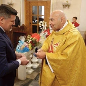 Ksiądz prałat przyjął odznaczenie z rąk Jarosława Jarcy, przewodniczącego Sejmiku Województwa Śląskiego.