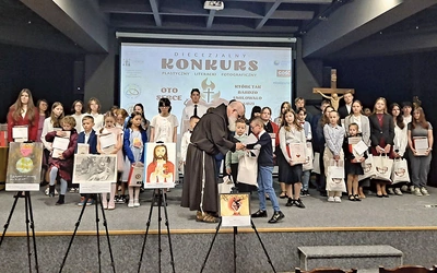 O. Innocenty Kiełbasiewicz OFM wręczał nagrody laureatom konkursu pn. „Oto Serce, które tak bardzo umiłowało ludzi”.