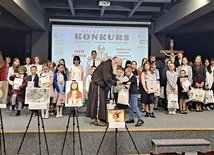 O. Innocenty Kiełbasiewicz OFM wręczał nagrody laureatom konkursu pn. „Oto Serce, które tak bardzo umiłowało ludzi”.