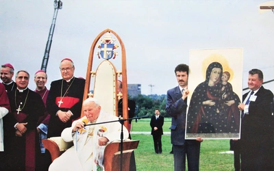Wizyta Jana Pawła II w Gliwicach 17 czerwca 1999 roku. Wizerunek trzymają Ryszard Belkius (po lewej) i Grzegorz Piecha. 