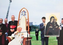 Wizyta Jana Pawła II w Gliwicach 17 czerwca 1999 roku. Wizerunek trzymają Ryszard Belkius (po lewej) i Grzegorz Piecha. 