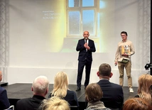 Krzysztof Gołuch (z lewej) i Michał Szalast w czasie spotkania inaugurującego wystawę „Nie/Zapomnienie”. 