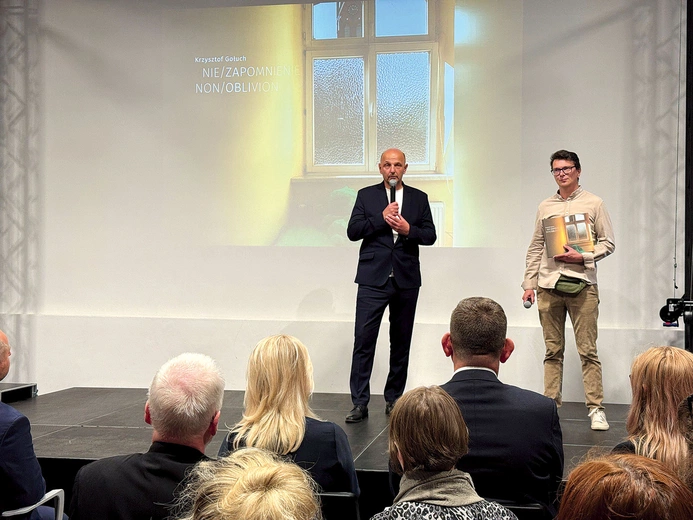 Krzysztof Gołuch (z lewej) i Michał Szalast w czasie spotkania inaugurującego wystawę „Nie/Zapomnienie”. 