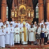  Nowo pobłogosławieni z biskupem gliwickim, ks. Adrianem Kaszowskim i swoimi proboszczami. 