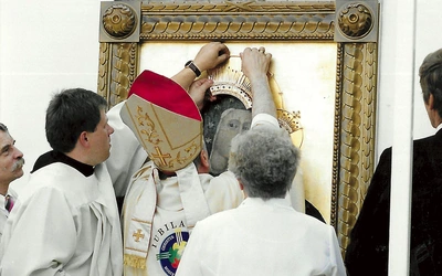  Korony ze złota ofiarowanego przez wiernych wykonał Andrzej Bandkowski z Wrocławia. Na obraz nałożył je 4 czerwca 2000 roku nuncjusz apostolski w Polsce abp Józef Kowalczyk.