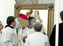 Korony ze złota ofiarowanego przez wiernych wykonał Andrzej Bandkowski z Wrocławia. Na obraz nałożył je 4 czerwca 2000 roku nuncjusz apostolski w Polsce abp Józef Kowalczyk.