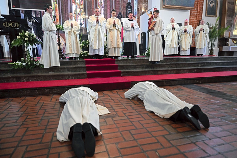 Kandydaci leżą krzyżem w czasie Litanii do Wszystkich Świętych.