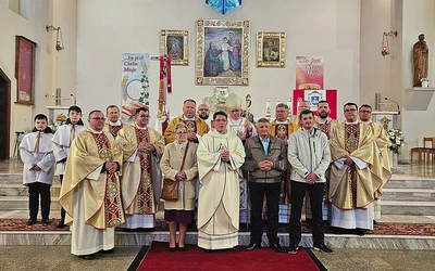 Uczestnicy uroczystości przed kościołem pw. Świętej Rodziny.