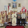 Uczestnicy uroczystości przed kościołem pw. Świętej Rodziny.