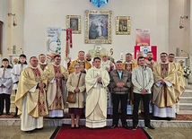 Uczestnicy uroczystości przed kościołem pw. Świętej Rodziny.
