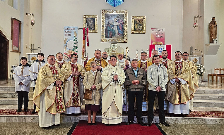 Uczestnicy uroczystości przed kościołem pw. Świętej Rodziny.